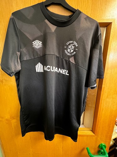 Luton town football - size, l